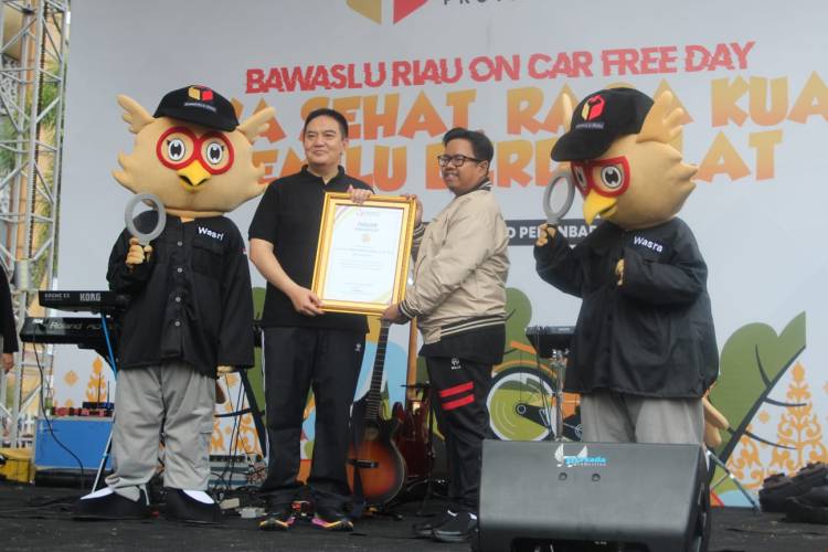 Car Free Day Pengawasan Pemilu, Bawaslu Riau Beri Penghargaan Khusus untuk Kapolda
