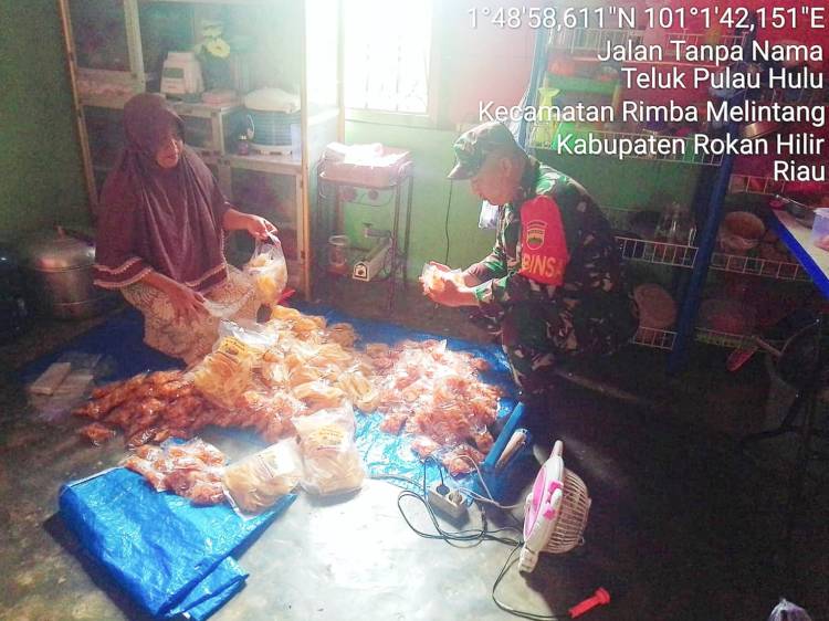 Support UMKM, Anggota Koramil 0321-05/RM Kembali Dampingi Pelaku Pembuatan Keripik Pisang dan Ubi