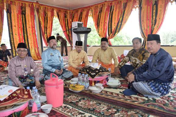 Bupati Bengkalis Makan Bajambau di Rangkaian Penutup Hari Jadi Kampar Ke-74