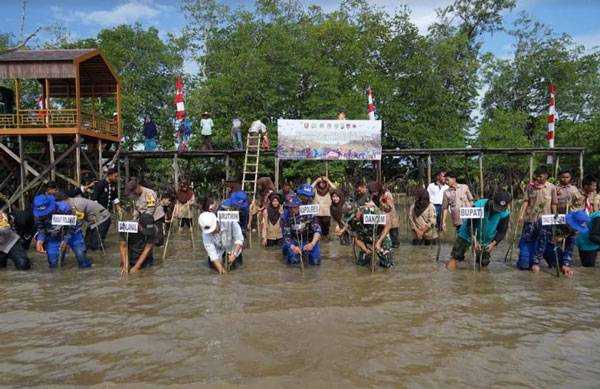 Lestarikan Alam Pantai Wisata Kresik Putih, TNI Tanam 1.000 Pohon Mangrove