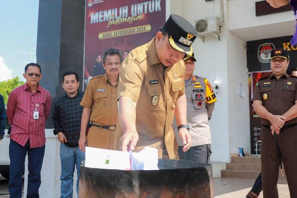 Cegah Potensi Kecurangan, KPU Siak Musnahkan Surat Suara Rusak