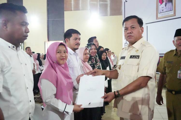 Bupati Suhardiman Amby Serahkan SK 1963 Tenaga Honor se-Kabupaten Kuansing