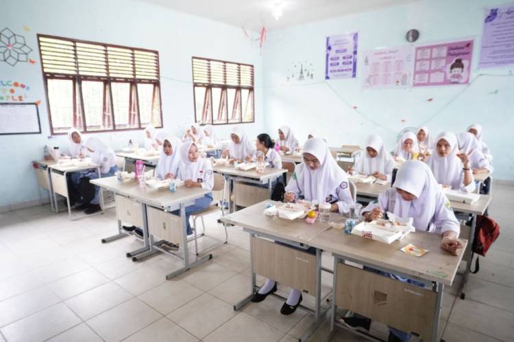 Danramil Luncurkan Program Makan Bergizi Gratis di Kateman Inhil