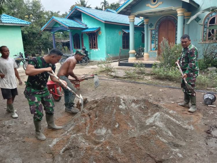 Semangat Pengabdian: Personel TMMD ke-123 Gotong Royong Bangun Sumur Bor di Inhil