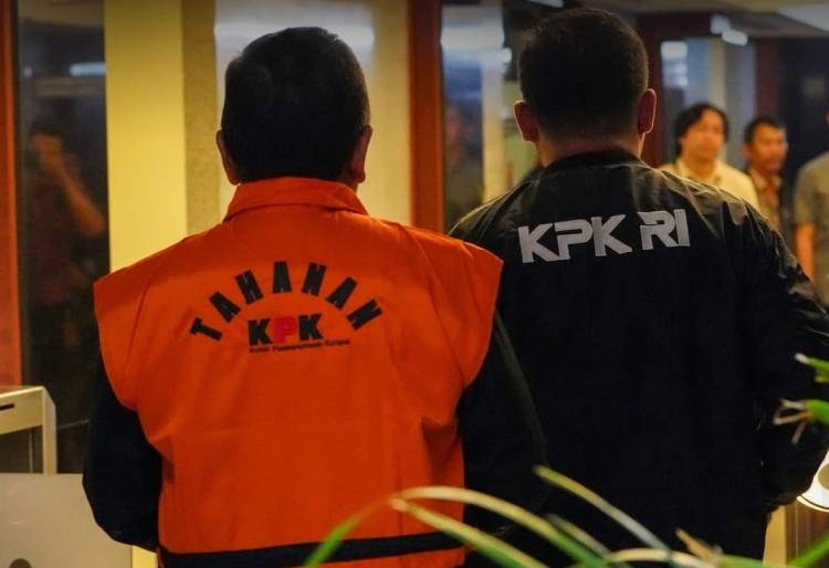 Hasto Minta KPK Periksa Keluarga Jokowi