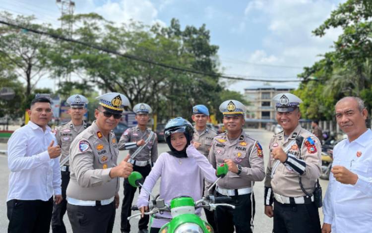 Operasi Keselamatan Lancang Kuning 2025, Satlantas Polresta Inhil Bagikan Helm Gratis