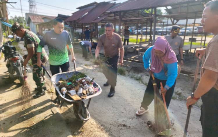 Polsek Kandis Gelar Karya Bakti Kebersihan Lingkungan di Pasar Pemda Telaga Sam-Sam, Dukung Program Green Policing
