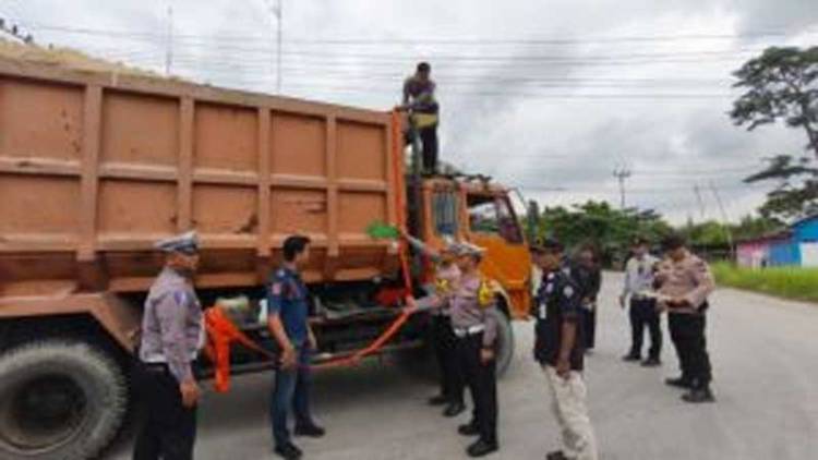 Ditlantas Polda Riau Gelar Razia, 11 Truk Ditilang, 1 Unit Diamankan, 25 Teguran Tertulis