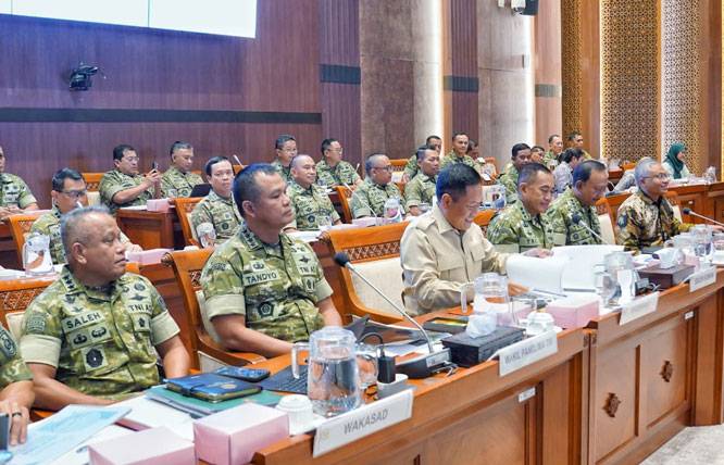 Wapang TNI dan Wamenhan RI Bahas Penguatan Alutsista dalam Rapat Kerja Komisi I di DPR RI