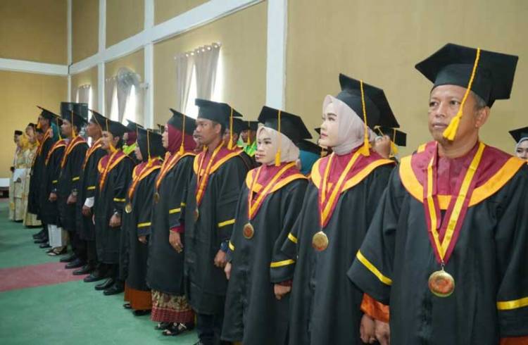 Asisten II Setdakab Inhil Hadiri Wisuda Sarjana IX IAI Ar-Risalah Guntung