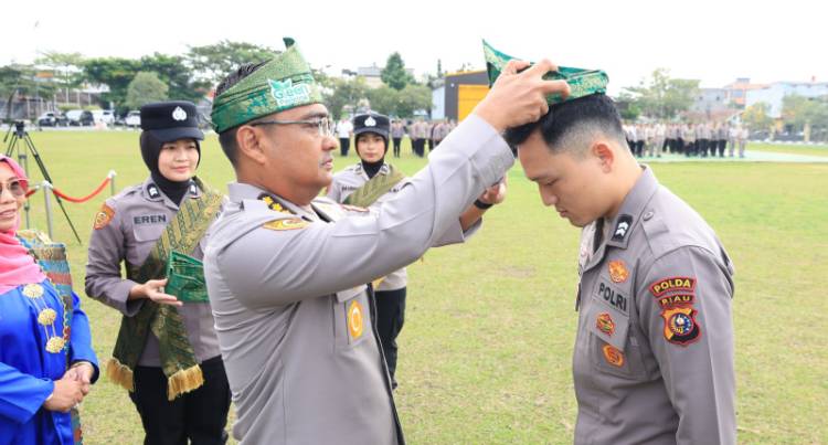 Kepala Biro SDM Polda Riau Launching Penggunaan Tanjak dan Selempang bagi Personel, Berlaku Setiap Jumat