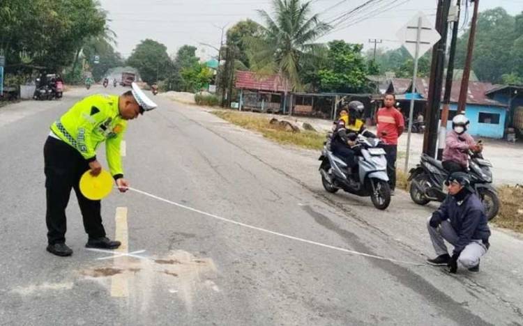 Pengendara Motor Tewas Terlindas Truk Fuso di KM 34 Jalan Raya Pekanbaru-Bangkinang