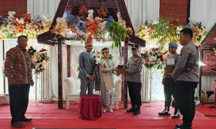 Istimewa, Kapolda Riau Berikan Kado Bibit Pohon kepada Pasangan Pengantin