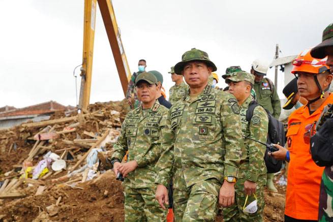 Panglima TNI Tinjau Lokasi Longsor Cisarua