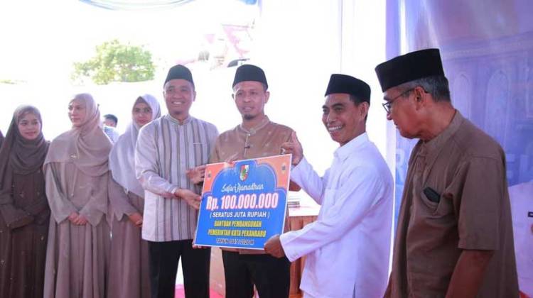 Safari Ramadan di Kulim, Pemko Serahkan Bantuan Rp100 Juta untuk Pembangunan Masjid