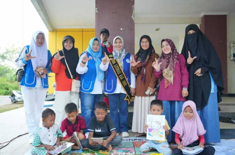 Dorong Budaya Baca di Tengah Masyarakat, Bunda Literasi Inhil Hj.Katerina Susanti Beri Semangat Lapak TBM