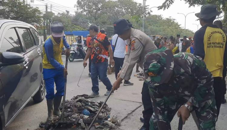 Jelang Ramadan, Kapolsek Binawidya Pimpin Goro di Pasar Selasa Baru Panam Pekanbaru
