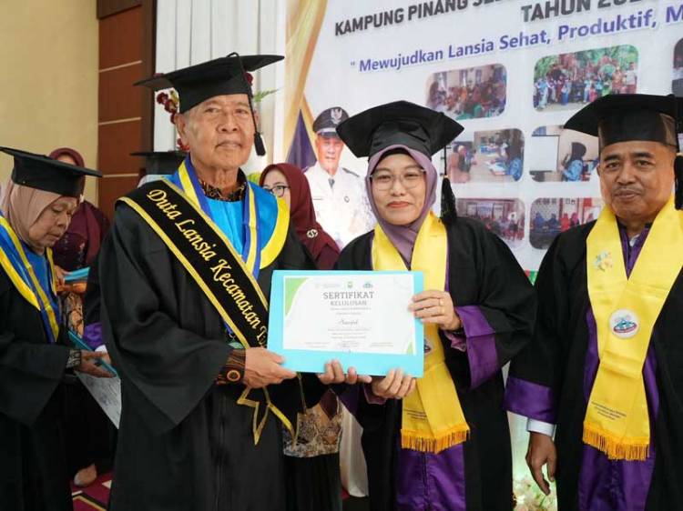 Sebanyak 27 Siswa Sekolah Lansia di Siak Diwisuda