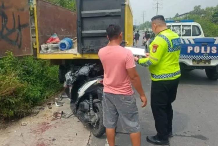 Bocah Berbonceng Tiga Tabrak Truk Parkir dari Belakang, Satu Tewas di TKP