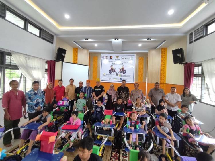 Sebanyak 40 Anak Disabilitas di Riau Terima Kursi Roda Adaptif dari Australia