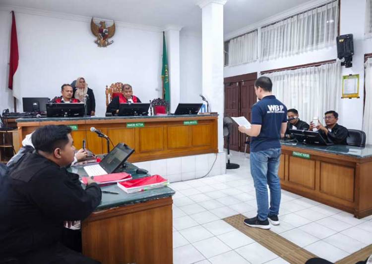 Setelah DImaafkan Korban, Hakim Minta Penganiaya Pria yang Gendong Bayi di Assofa Buat Video Klarifikasi
