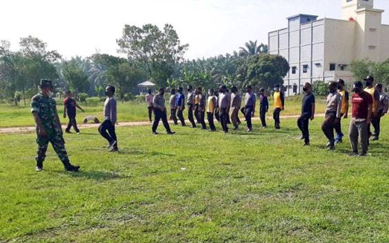 Babinsa Koramil 10 Kunto Darussalam Kodim 0313/KPR Latih PBB Security PT. RAS