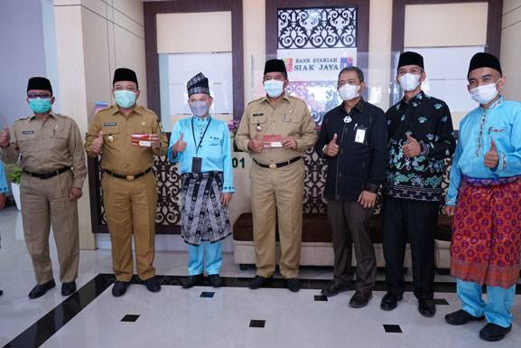 Resmikan BPR Syariah, Bupati Alfedri Langsung Buka Tabungan Pribadi