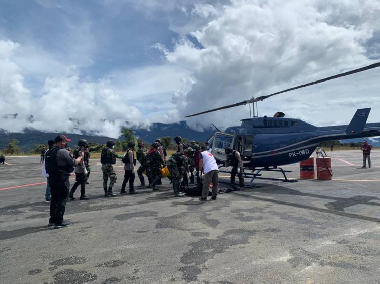 Tim Ops Damai Cartenz Berhasil Evakuasi 8 Korban Penembakan KKB Papua