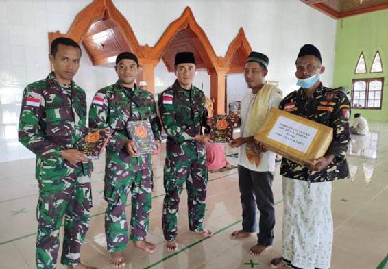 Jumat Berkah Satgas Pamtas Yonif 126/KC Berikan Al Qur&rsquo;an kepada Masyarakat Muslim di Perbatasan Papua
