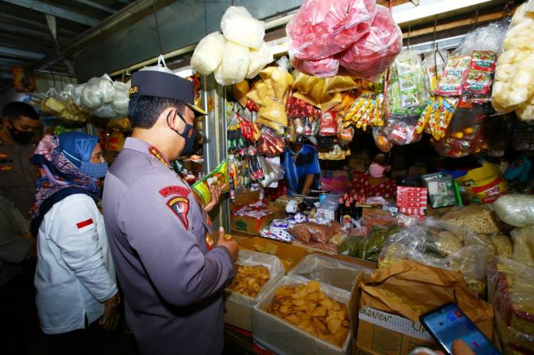 Pastikan Stok Minyak Goreng Untuk Warga Aman, Kapolri Jenderal Listyo Sigit Turun Langsung ke Pasar