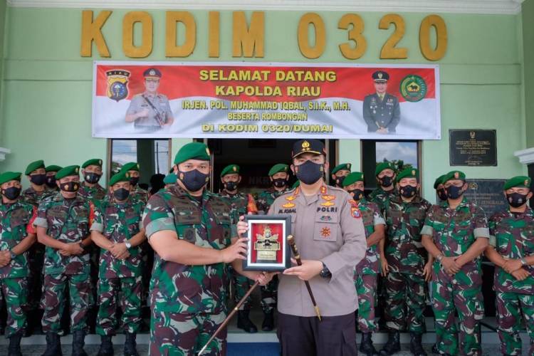 Usai Tinjau Vaksinasi di Dumai, Kapolda Riau Irjen M Iqbal Sambangi Markas TNI