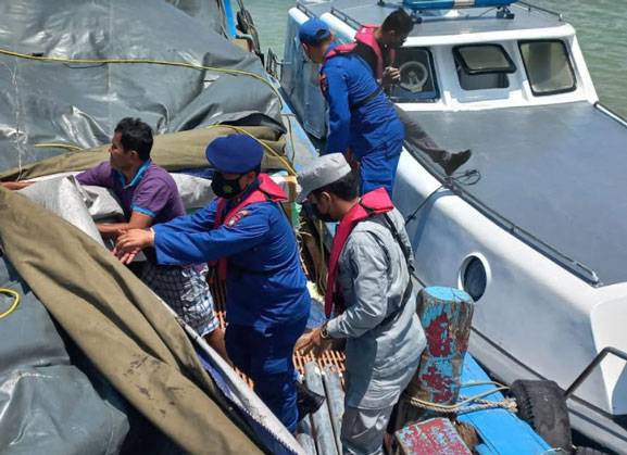 Antisipasi Kelangkaan Bahan Pokok, SPKKL TBK Bakamla RI dan Satpolairud Karimun Gelar Operasi Bersama