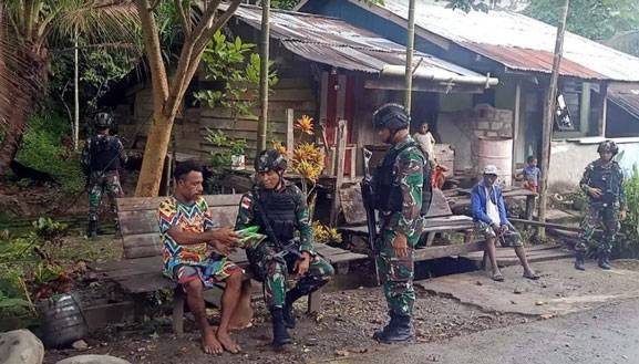 Meningkatkan Ketahanan Pangan Masyarakat Perbatasan, Satgas Yonif 126/KC Bagikan Bibit Tanaman Holtikultura