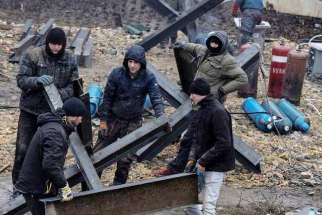 Hadang Laju Tank Rusia Tukang Las Ukraina Rancang Barikade