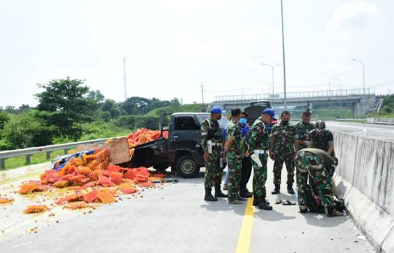 Prajurit TNI Pussenarhanud Bantu Korban Kecelakaan Lalu Lintas di Tol Pasuruan Probolinggo
