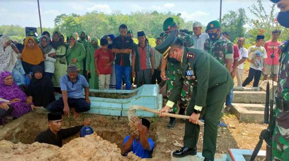 Dandim 0313/KPR Melayat ke Rumah Duka Serma Sunardi