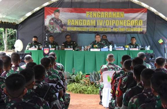 Danrem 174/ATW Dampingi Pangdam IV/Diponegoro Tinjau Pos Satgas Pamtas RI-PNG Yonif 410/Alugoro