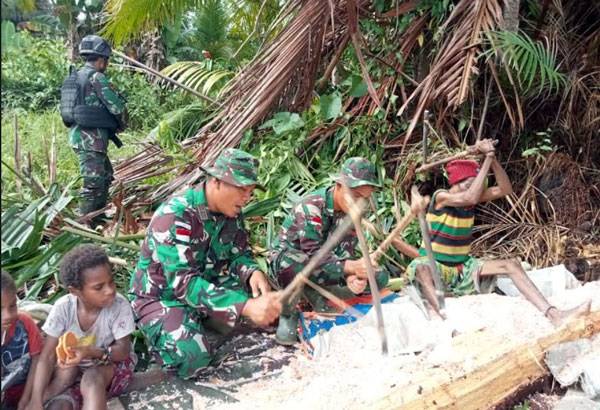 Tingkatkan Ketahanan Pangan, Satgas Yonif 126/KC Bantu Warga Perbatasan Mengolah Sagu