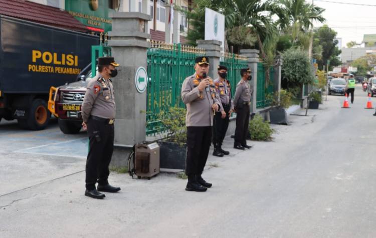 Kapolresta Kombes Pria Budi Pimpin Pengamanan PN Pekanbaru, Antisipasi Unras Mahasiswa di Sidang Putusan Kasus Pencabulan Mahasiswi