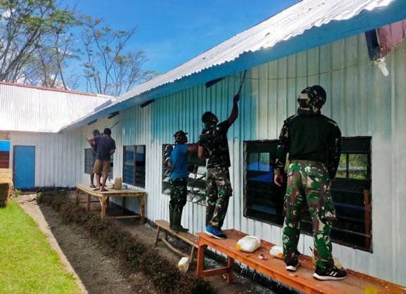 Berikan Layanan Terbaik Pada Warga, Satgas Bersinergi Bantu Karya Bakti di Kantor Distrik Kanggime