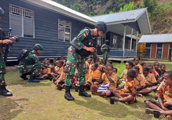 Tingkatkan Motivasi Belajar dan Daya Tahan Tubuh, Satgas YR 142/KJ Ajak Minum Susu Anak-Anak di Wilayah Penugasan