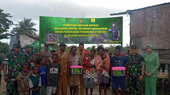 Danrem Merauke Brigjen TNI Agus Widodo Bagikan Tambahan Gizi Bagi Anak yang Mengalami Stunting