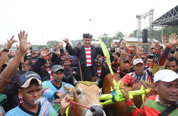 Lestarikan Budaya, KASAD Gelar Lomba Kerapan Sapi di Bangkalan Madura