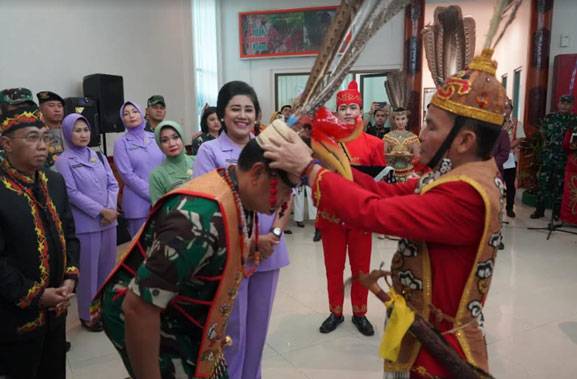 Panglima TNI Terima Penganugerahan Gelar Adat Dayak