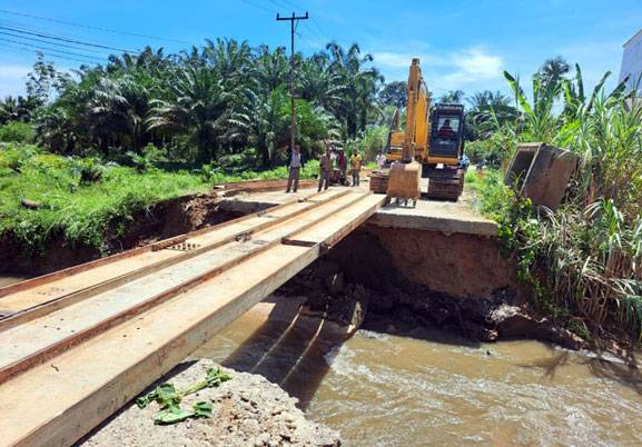 Jalan Provinsi di Rohul Putus, Dinas PUPR Riau Bangun Jembatan Darurat