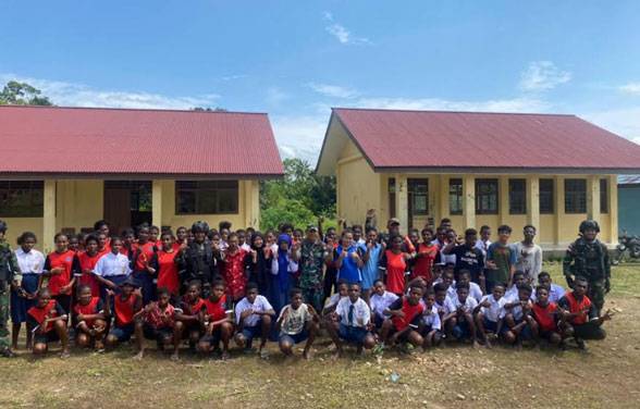 Disiplin Adalah Nafasku, Itulah Kekompakan Satgas YR 142/KJ dan Babinsa Dengan Siswa SMPN 1 Dabra