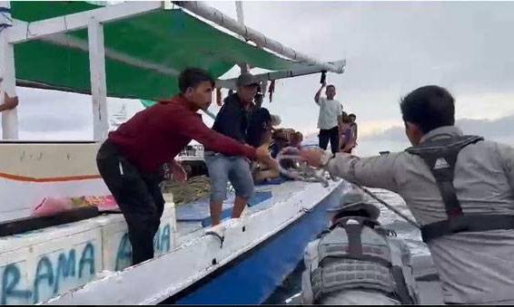 Bakamla RI Selamatkan Kapal Nelayan yang Terombang-ambing