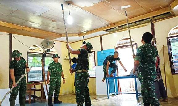TNI Polri bersama Warga Kerja Bakti di Musholla Nurul Huda Rokan IV Koto