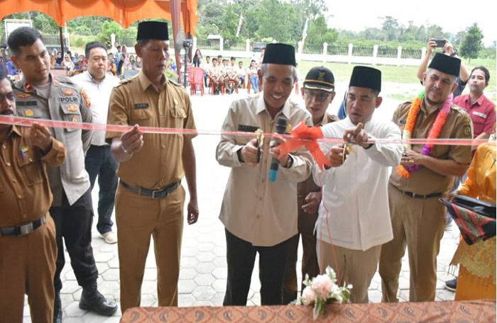 Pj Bupati Kampar Resmikan SMPN 3 Perhentian Raja