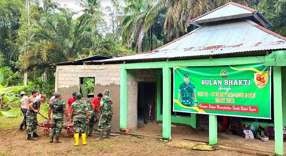 Jelang Hut Korem 031/WB, TNI Polri bersama Warga Goro Pembersihan Musholla